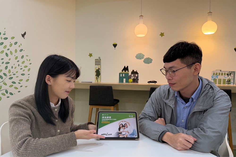 為陪伴保戶度過黃金治療期，國泰人壽推出全方位癌症險「滿溢康愛防癌定期健康保險（外溢型）」，提供「長期癌症保障」與「無理賠回饋金」雙重安心機制。