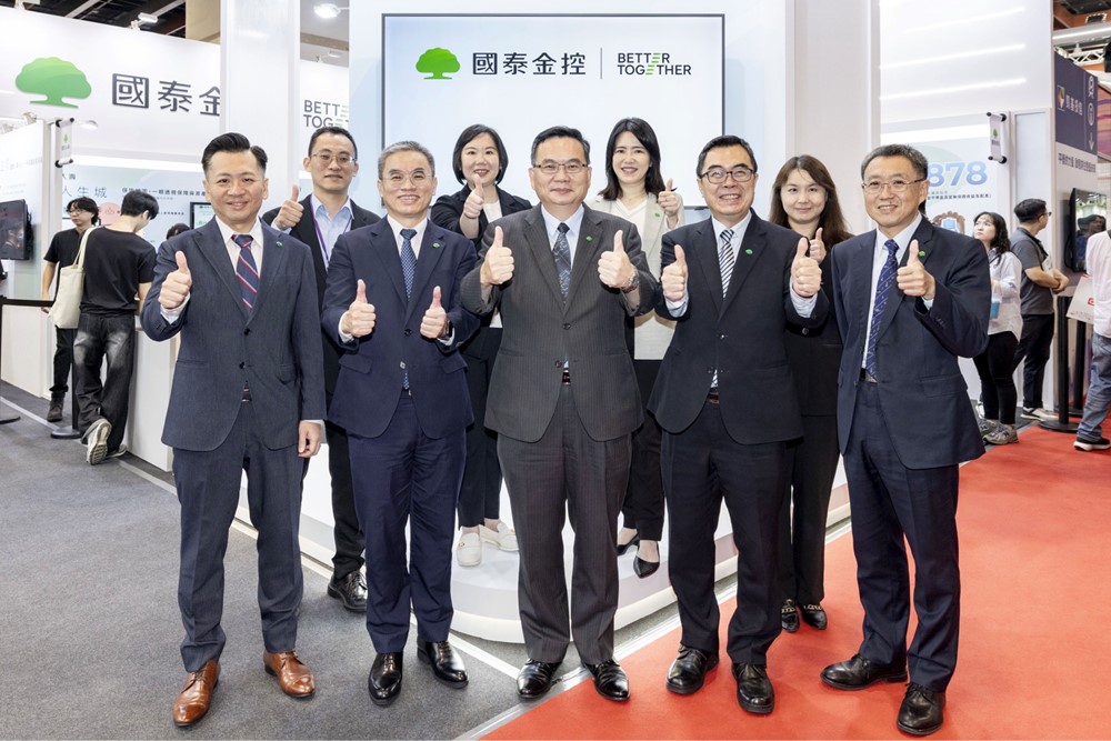 國泰金控以「國泰金融未來城」為策展主題，於「2025台北國際金融博覽會」展現在數位金融轉型上的前瞻實力。前排由左至右依序為國泰世華銀行副總梁明喬、國泰證券資深副總羅壯豪、國泰產險總經理陳萬祥、國泰投信總經理張雍川、國泰人壽執行副總林昭廷；後排由左至右依序為國泰產險經理余奇、國泰人壽副總林佳穎、國泰產險督導吳香妮、國泰世華銀行協理陳麗薰。
