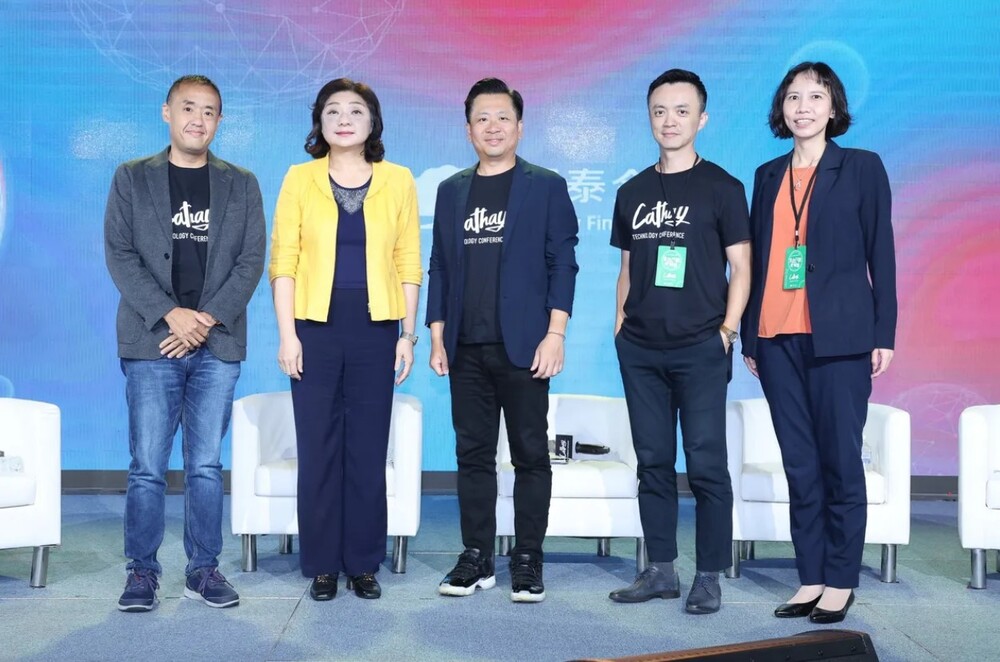 國泰世華銀行副總經理杜昶穎分享銀行發展生活金融的背後,需要資訊團隊的大力支持,才能兼顧數位金融創新與系統穩定。<