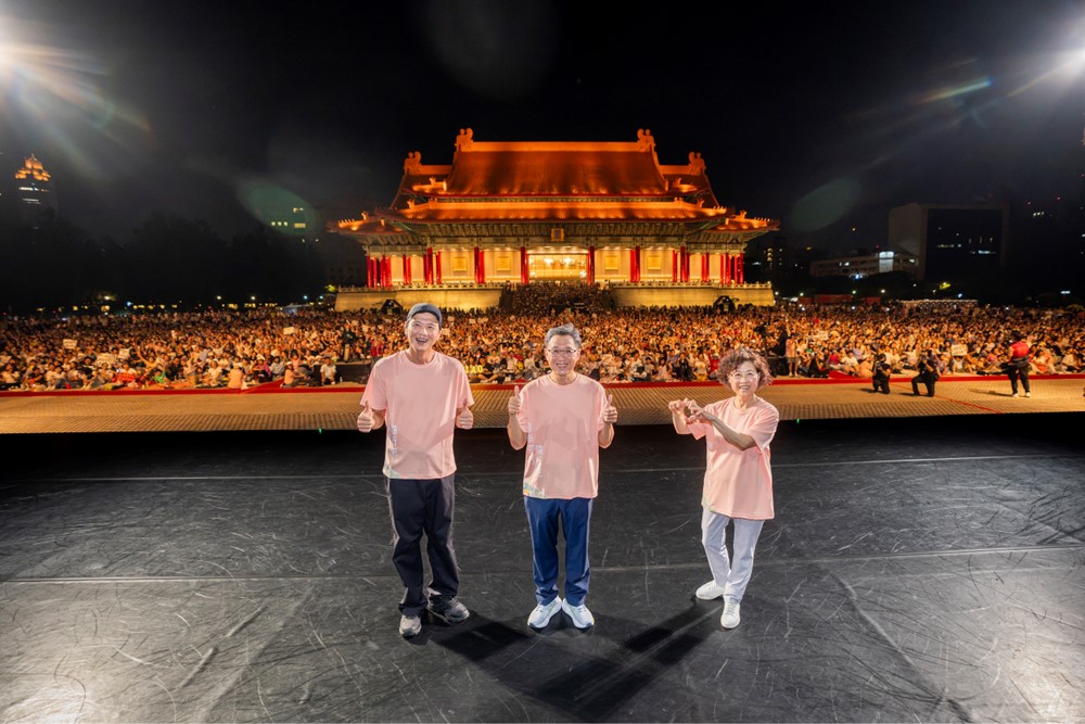「國泰雲門隨行吧」邁入合作第31年，延續國泰「BETTER TOGETHER 共創更好」品牌主張，以「藝起．不只是1＋1」為年度精神。7月25日台北場公演，由右至左分別為兩廳院藝術總監邱瑗、國泰人壽總經理林昭廷與雲門舞集藝術總監鄭宗龍，共同登台與現場萬名觀眾合影。