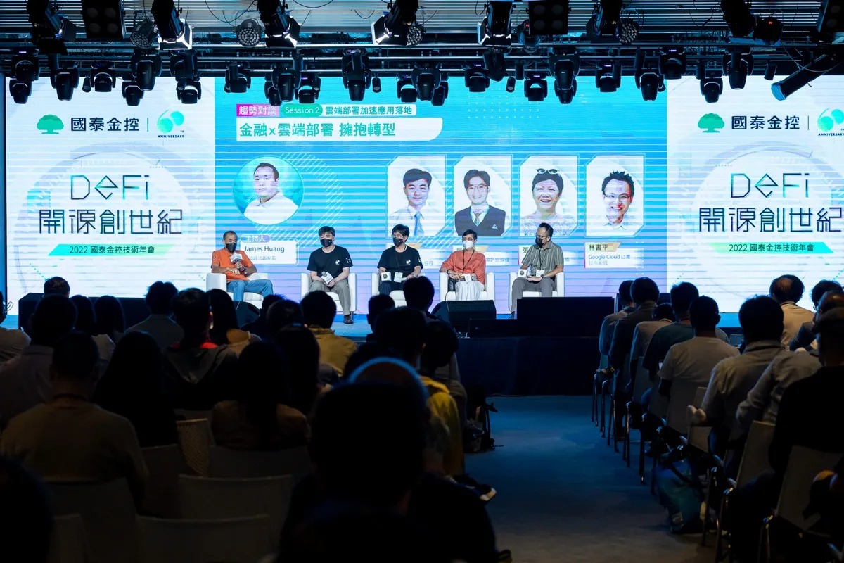 國泰世華銀行雲端架構發展部協理蘇志宇(左二)、國泰人壽系統資訊部協理吳明憲(左三)、Gartner 資深執行副總張汝恬(右二)、Google Cloud 台灣技術副總林書平(右一)對談分享企業上雲挑戰、觀察與實戰應用。<