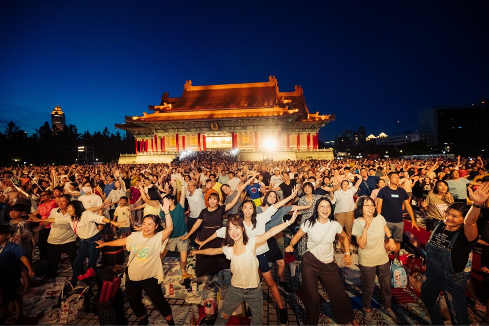 「國泰雲門隨行吧」邁入合作第31年，延續國泰「BETTER TOGETHER 共創更好」品牌主張，以「藝起，不只是1＋1」為年度精神，期待讓藝術與生活、企業與社會、人與人之間的連結，激盪出更加超越的價值。照片為2025年台北場演出前全民律動。