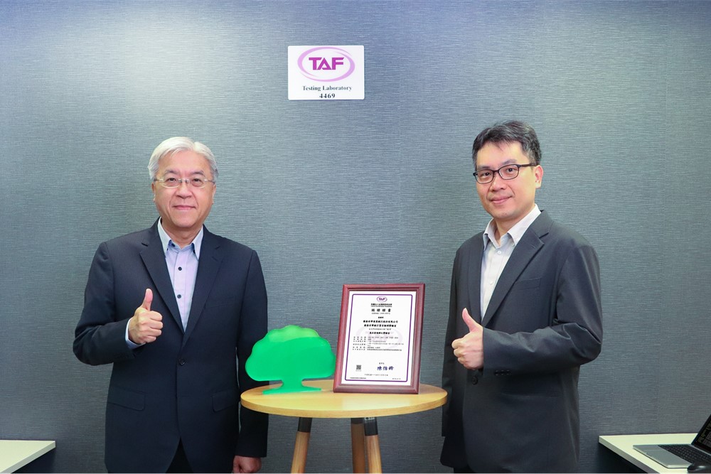 國泰世華銀行建置「App資安檢測實驗室」，為國內金融業首家取得財團法人全國認證基金會（TAF）認證業者，強化自主App資安檢測能力。左起依序為國泰世華銀行資安長王堯德、協理曾國棟。