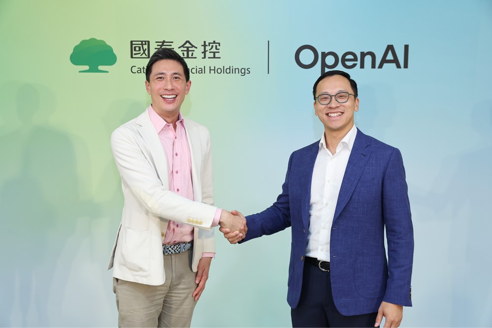 國泰金控宣布與OpenAI啟動策略合作，成為OpenAI在台灣首家達成此規模的金融業策略合作夥伴，打造企業級AI工作站，全方位提升集團營運效率。 左為國泰金控科技長姚旭杰，右為 OpenAI國際業務主管謝家豪（Oliver Jay）。