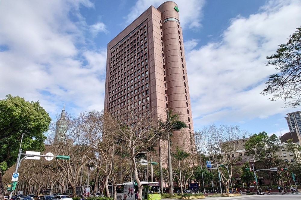 因應超高齡社會醫療與長照需求，第一銀行攜手國泰人壽，推出「第一盈家」美元利變終身保險。