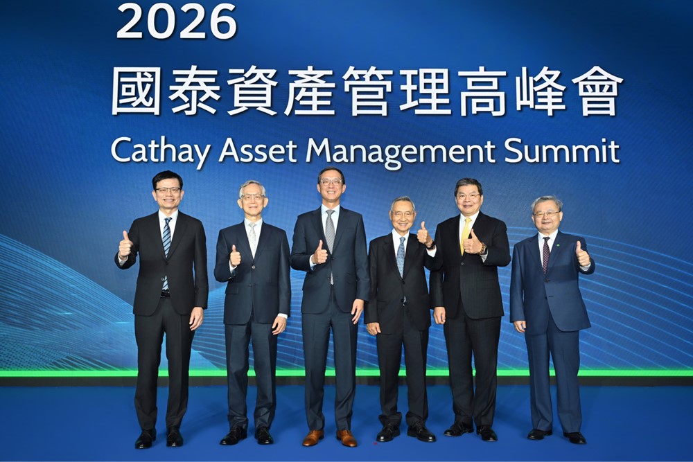 國泰金控「2026國泰資產管理高峰會」今（30）日登場，以「引領新常態：打造穩健投資新典範」為主軸，集結貝萊德、PIMCO（品浩）、摩根大通等世界級資產管理機構等，近20位海內外全球投研領袖，引領台灣投資人掌握第一手國際級資產管理洞察，吸引近1.2萬人報名參與，線上及現場同時觀看人數突破8,000人。