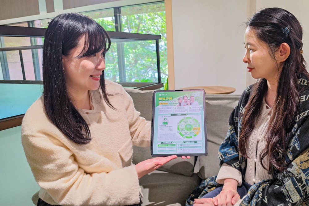 國泰人壽首推三合一抗老保單「睛智守護」，陪伴國人健康老與公益同行。