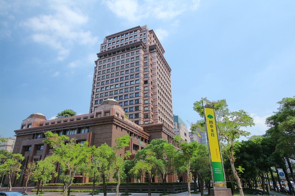 國泰世華銀行攜手美國中型市場信貸領導品牌Golub Capital及玉山投信三強聯手，搶先市場於高雄資產管理專區推出機構級的私募信貸投資方案，協助高資產客戶穩健布局。