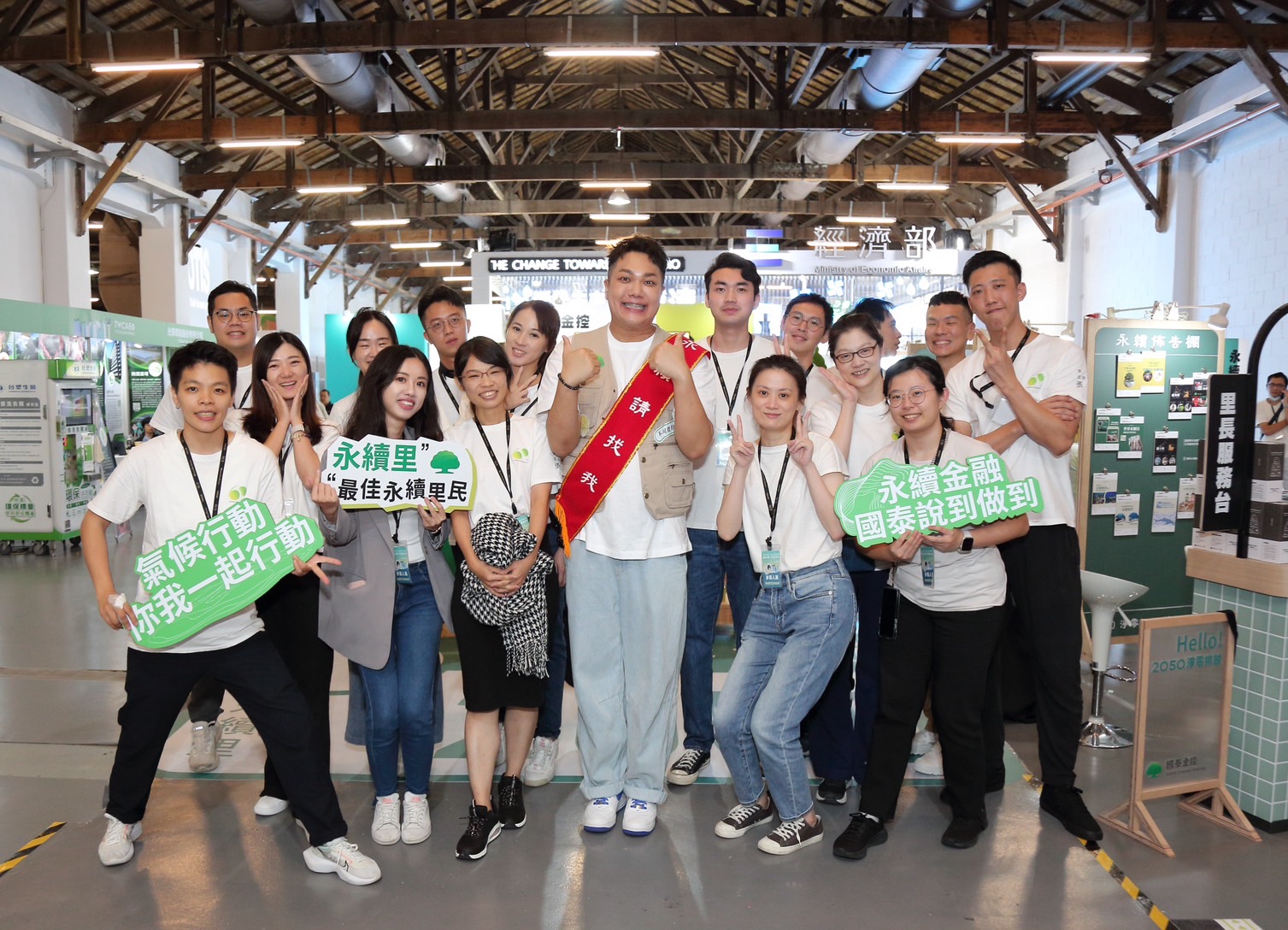 國泰永續識務所也特別邀請到人氣Youtuber關韶文擔任一日里長伯，呼籲大家永續就要有所行動。