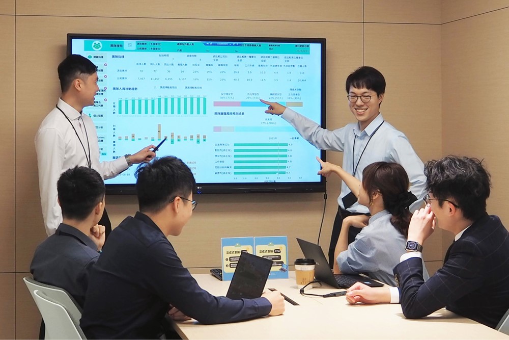 2026年國泰金控大舉招募逾7600人，且因應AI浪潮，「數位科技」人才需求持續攀升，今年預計招募逾800位，已連續四年正成長。
