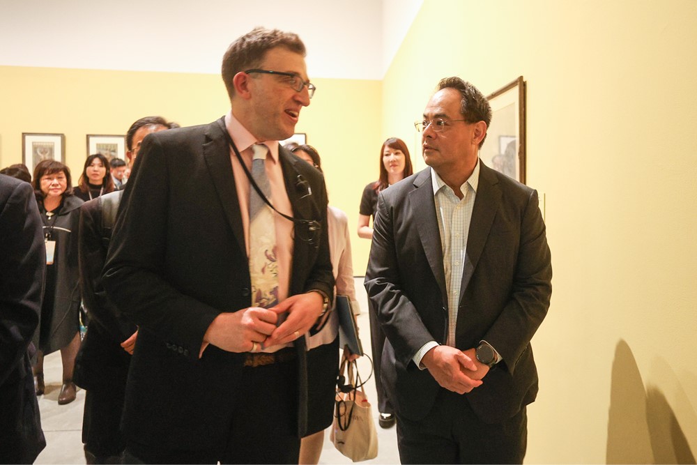 國泰金控主要贊助《新藝境：慕夏百年經典特展》近日圓滿閉幕，展覽期間吸引近10萬人次到台南朝聖大師名作，國泰金控資深副總孫至德代表出席觀展。由右至左為國泰金控資深副總孫至德、慕夏基金會執行長Marcus Mucha。